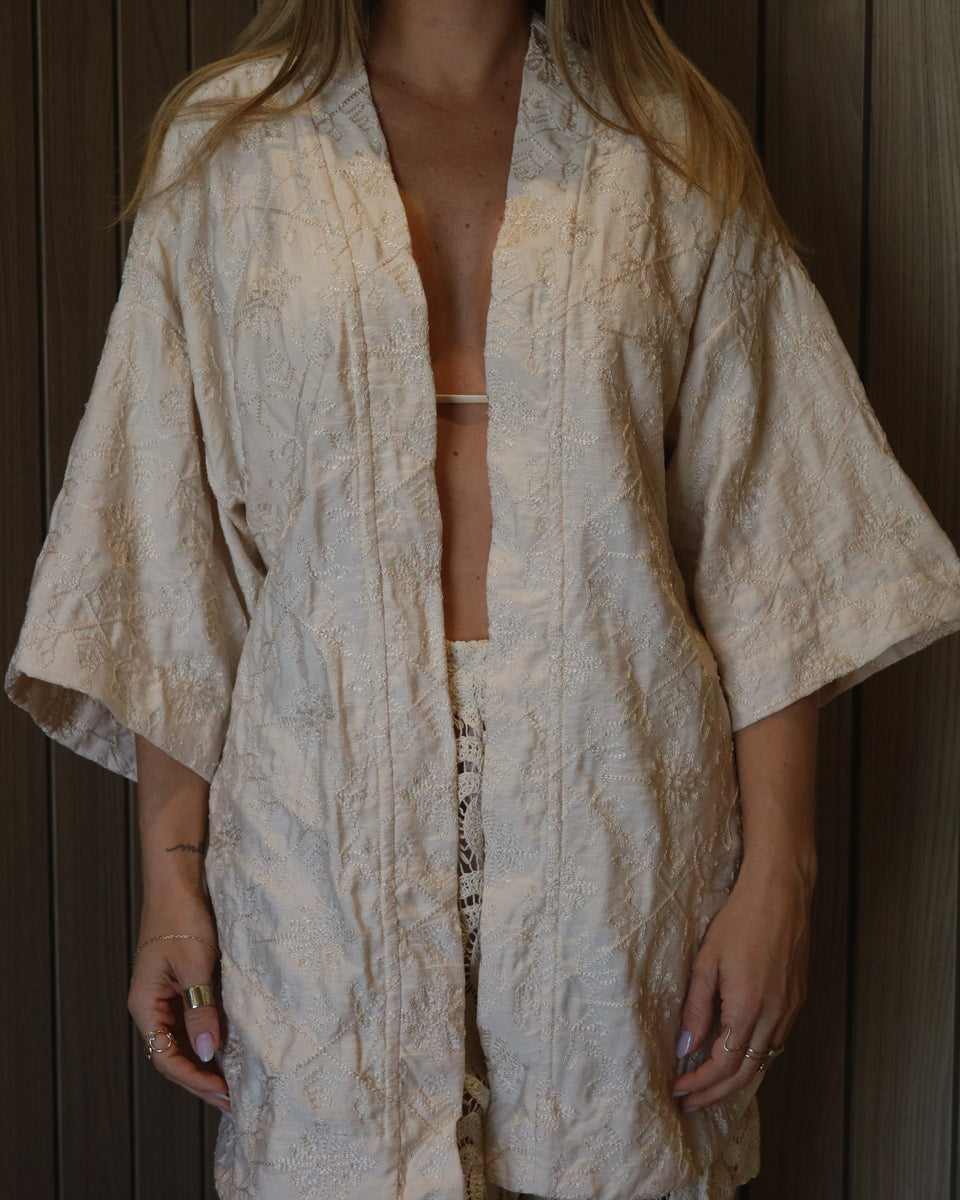 Saída Kimono Indonésia - Nude